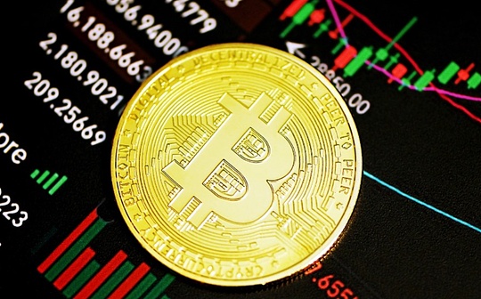 شهدت الأسهم الأمريكية انخفاضًا ملحميًا، وتأثرت البيتكوين وعانت من انتكاسة شديدة. ماذا حدث للسوق؟