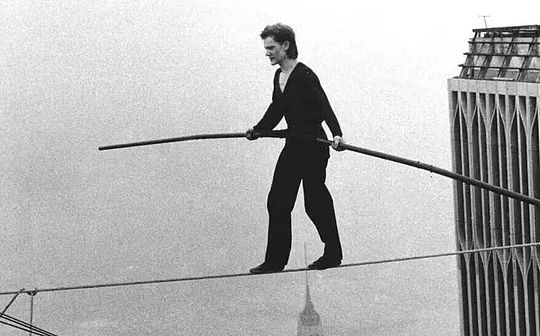 تسير عملة تيثر التي تبلغ قيمتها 184 مليار دولار على حبل مشدود