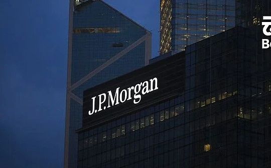 جي بي مورغان ينقلب على وول ستريت: يخزن الفضة ويحجب الذهب ويبيع الدولار الأمريكي